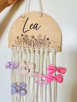 Kolik sponek zvládne pojmout jedna princezna? 👑 Přesně tolik, kolik jí povolí její nový dřevěný sponkovník se jménem! 🧷💗“...